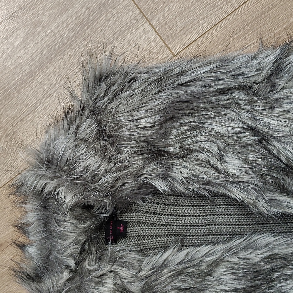 Ladies Fur Vest,  Size Small,  Ladies Jackets and Winter Wear - Picture 3 of 7